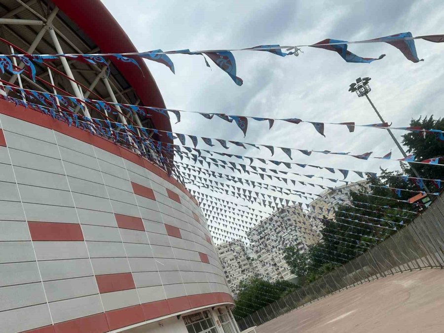 Trabzon Büyükşehir Belediyesi, Antalya Stadyumu’nu Bayraklarla Donattı