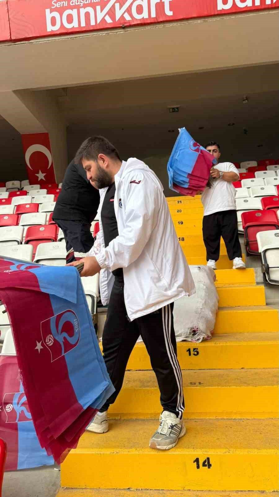 Trabzon Büyükşehir Belediyesi, Antalya Stadyumu’nu Bayraklarla Donattı