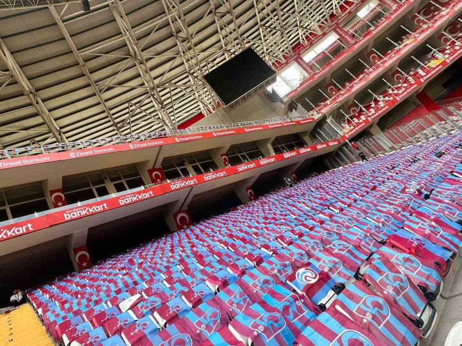 Trabzon Büyükşehir Belediyesi, Antalya Stadyumu’nu Bayraklarla Donattı