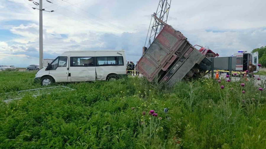 Aksaray’da Minibüs İle Kamyonet Çarpıştı: 5 Yaralı