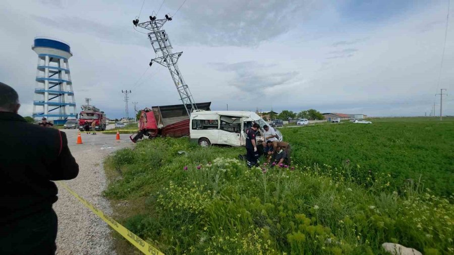 Aksaray’da Minibüs İle Kamyonet Çarpıştı: 5 Yaralı