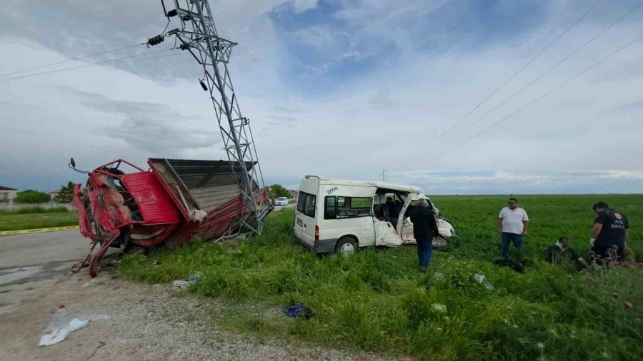 Aksaray’da Minibüs İle Kamyonet Çarpıştı: 5 Yaralı