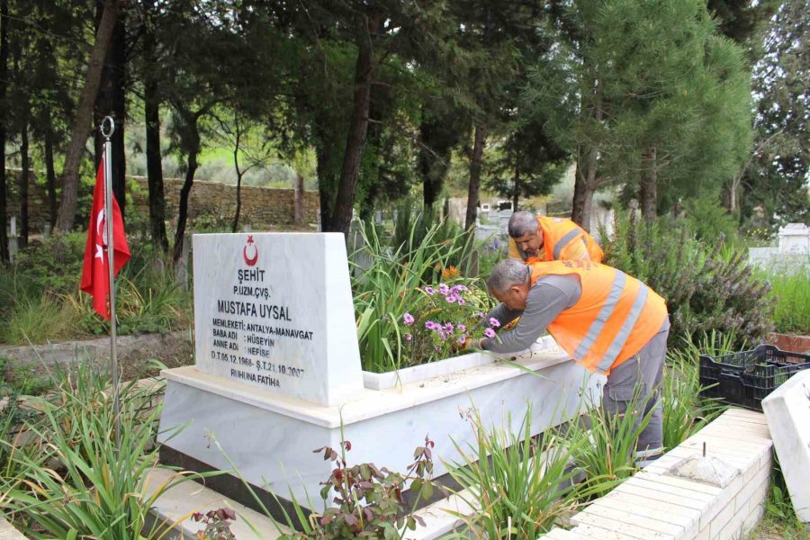 Büyükşehir’in Mezarlıklarda Bayram Hazırlığı Sürüyor