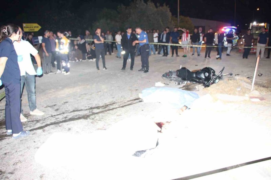 Çöp Kamyonuyla Çarpışan Motosikletteki 2 Genç Hayatını Kaybetti