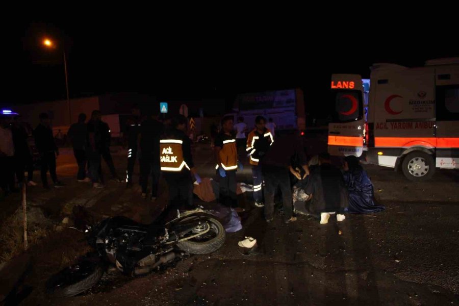 Çöp Kamyonuyla Çarpışan Motosikletteki 2 Genç Hayatını Kaybetti