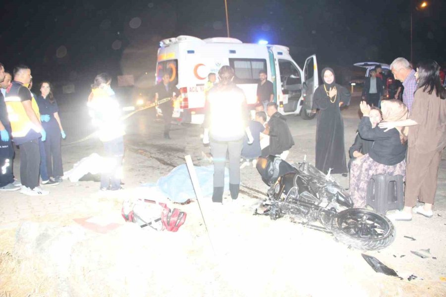 Çöp Kamyonuyla Çarpışan Motosikletteki 2 Genç Hayatını Kaybetti