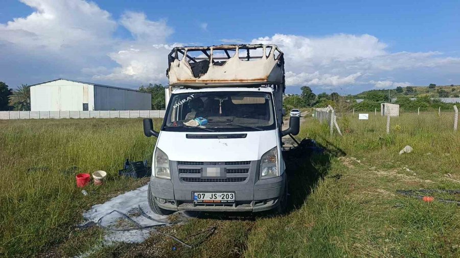 Bahçede Park Halindeki Kamyonet Yandı