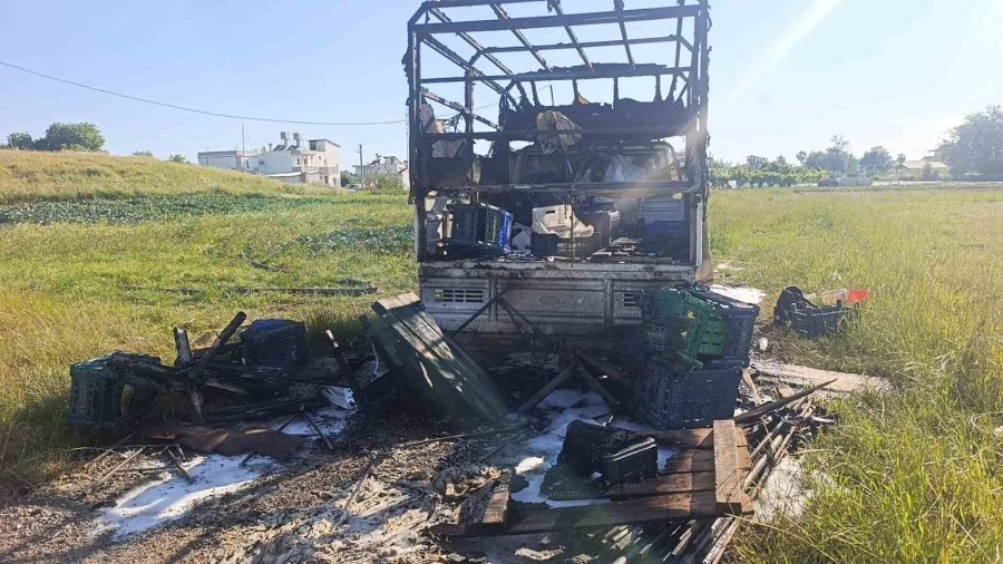Bahçede Park Halindeki Kamyonet Yandı