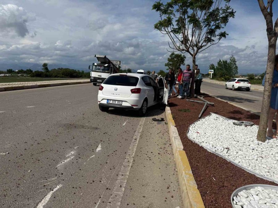 Antalya’da Otomobil İle Kamyonet Çarpıştı: 7 Yaralı