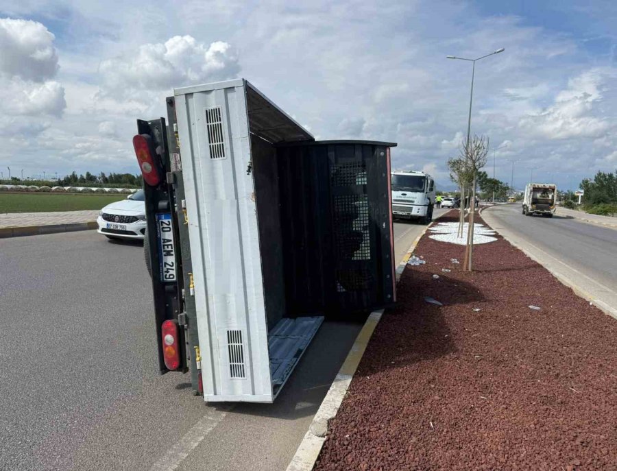 Antalya’da Otomobil İle Kamyonet Çarpıştı: 7 Yaralı