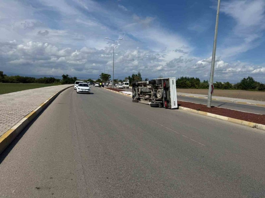 Antalya’da Otomobil İle Kamyonet Çarpıştı: 7 Yaralı
