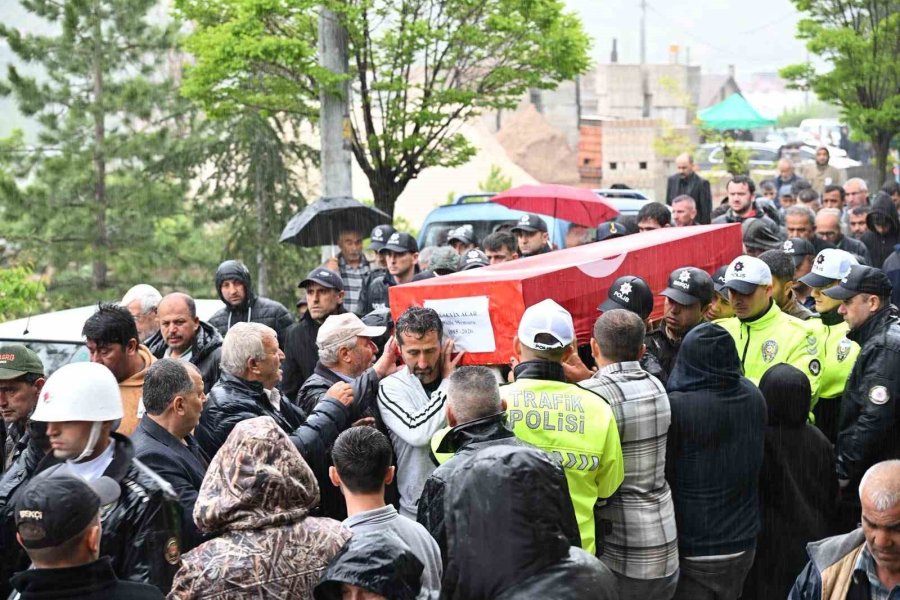 Polis Memuru Kalbine Yenik Düştü