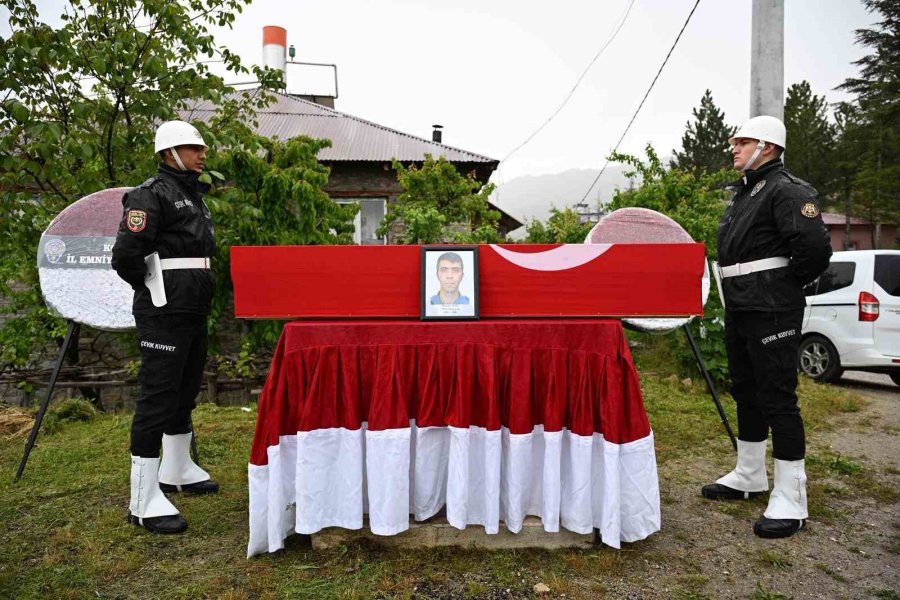 Polis Memuru Kalbine Yenik Düştü