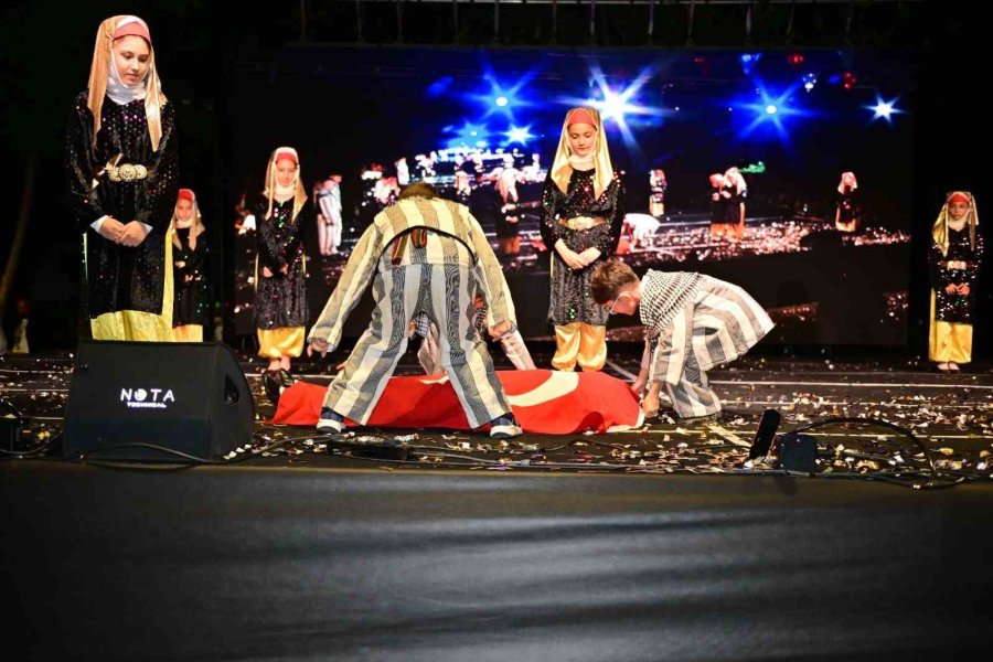 Konyaaltı İlkokulu’ndan Renkli Halk Oyunları Şenliği
