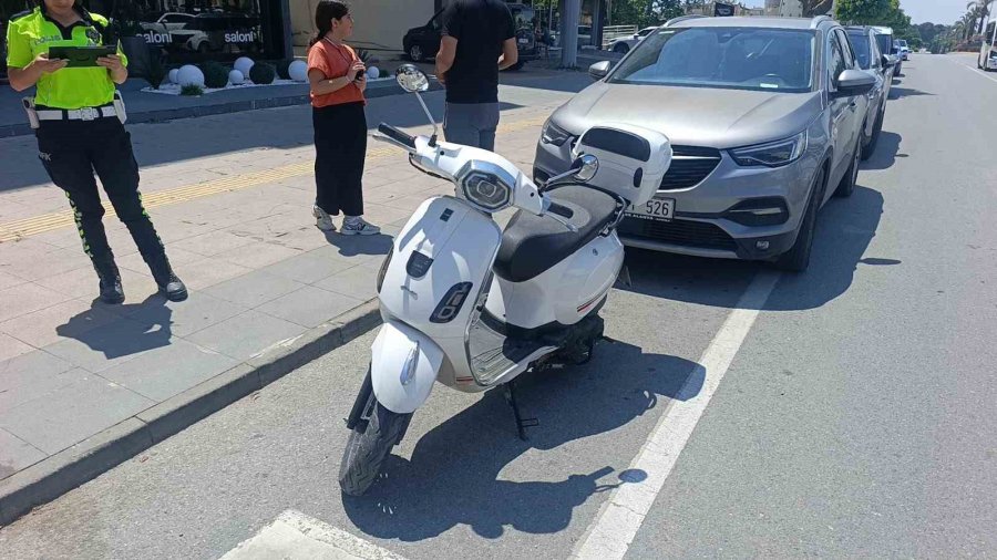 Yayalara Yol Veren Otomobile Motosiklet Çarptı: 1 Yaralı