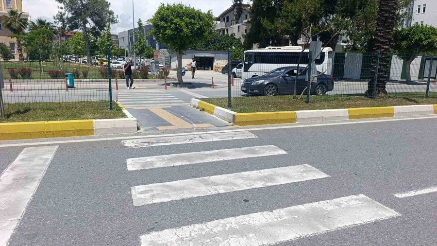 Yayalara Yol Veren Otomobile Motosiklet Çarptı: 1 Yaralı