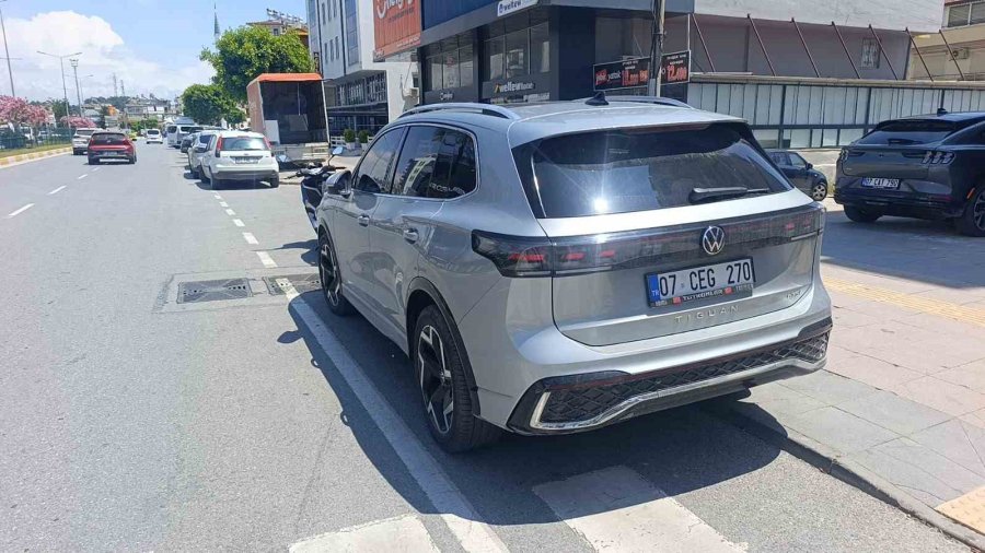 Yayalara Yol Veren Otomobile Motosiklet Çarptı: 1 Yaralı