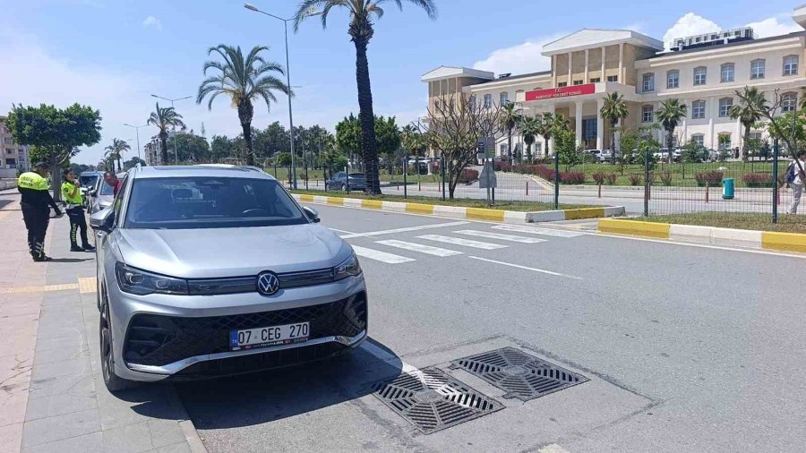 Yayalara Yol Veren Otomobile Motosiklet Çarptı: 1 Yaralı