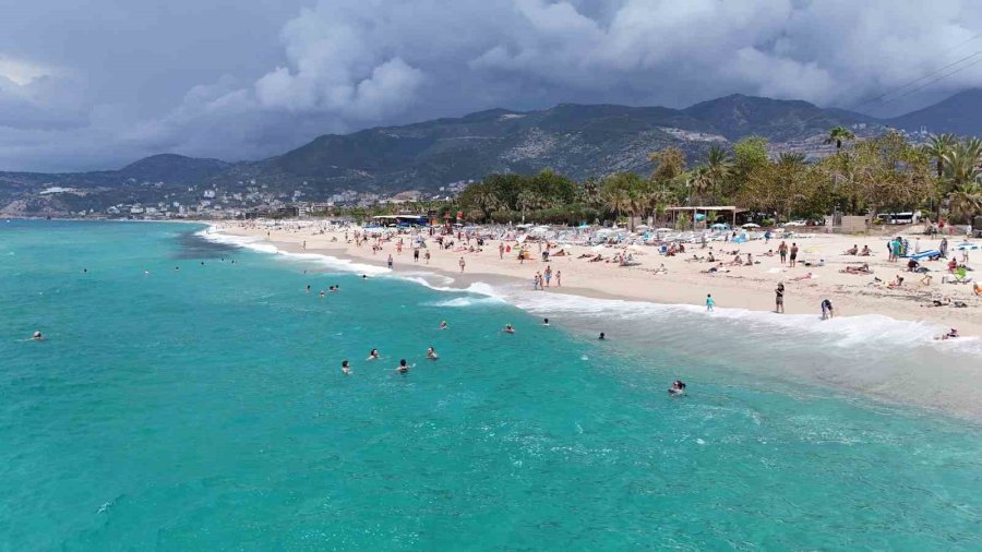Alanya Sahillerinde Bayram Yoğunluğu