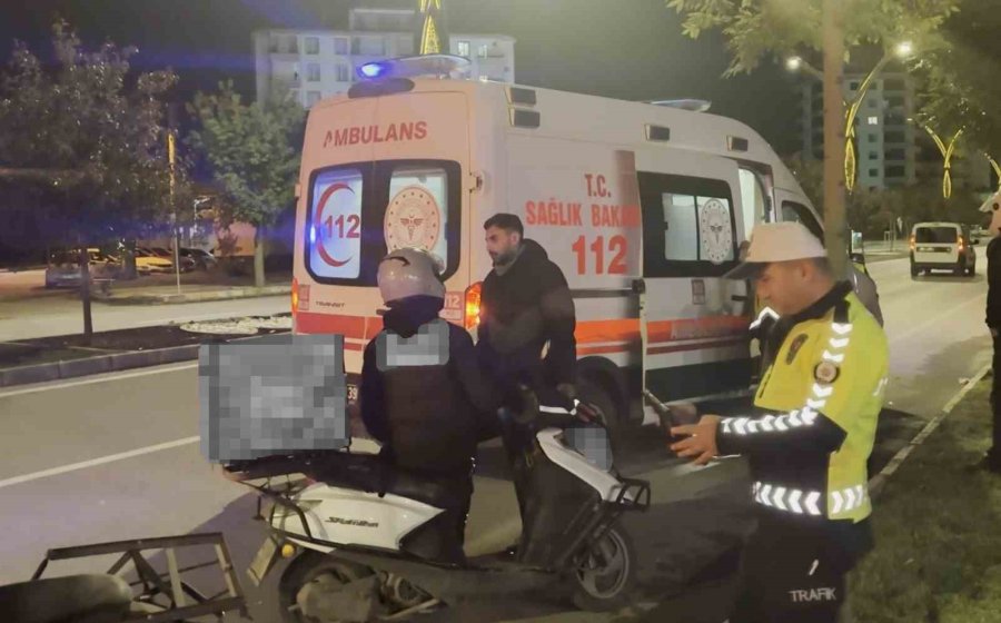 Otomobil Sürücüsü Motosiklete Çarpıp Kaçtı