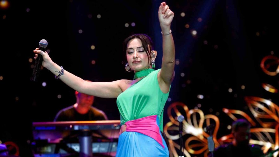Melek Mosso Alanya’da Festivalde Sahne Aldı