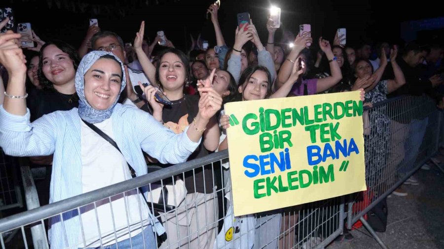 Melek Mosso Alanya’da Festivalde Sahne Aldı
