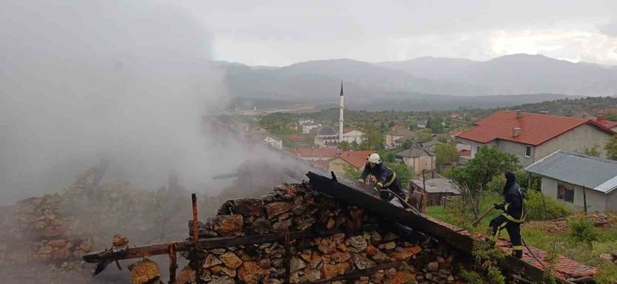 Antalya’da 110 Yıllık Düğmeli Ev Yangında Küle Döndü