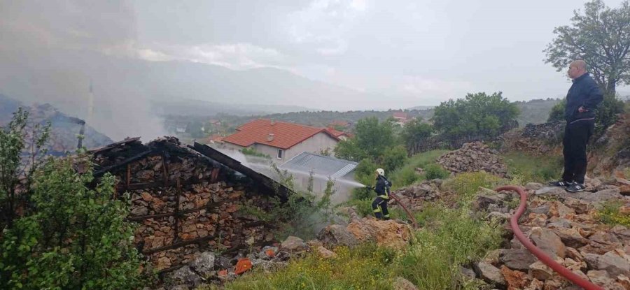 Antalya’da 110 Yıllık Düğmeli Ev Yangında Küle Döndü