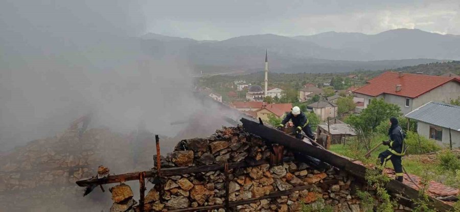 Antalya’da 110 Yıllık Düğmeli Ev Yangında Küle Döndü