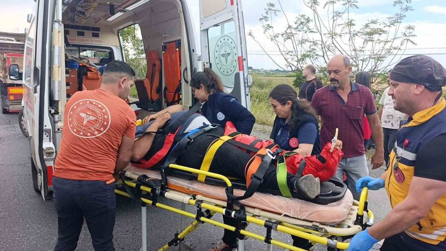 Kamyon, Kırmızı Işıkta Bekleyen Tıra Çarptı: 2 Yaralı