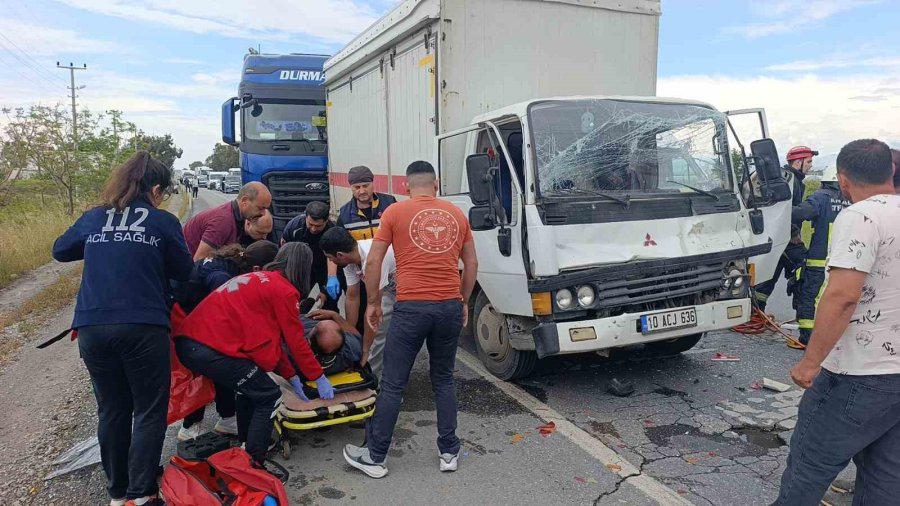 Kamyon, Kırmızı Işıkta Bekleyen Tıra Çarptı: 2 Yaralı