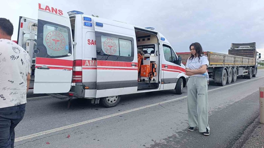 Kamyon, Kırmızı Işıkta Bekleyen Tıra Çarptı: 2 Yaralı