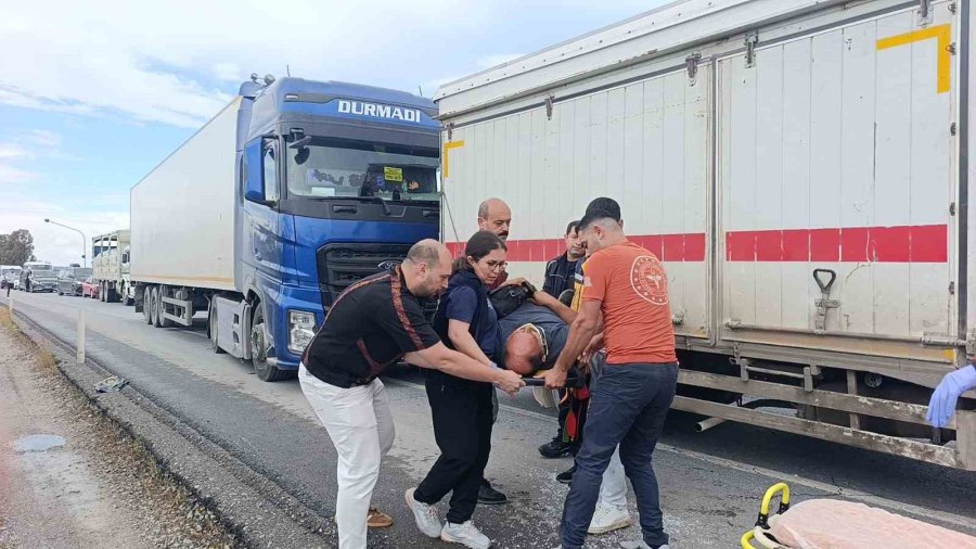Kamyon, Kırmızı Işıkta Bekleyen Tıra Çarptı: 2 Yaralı