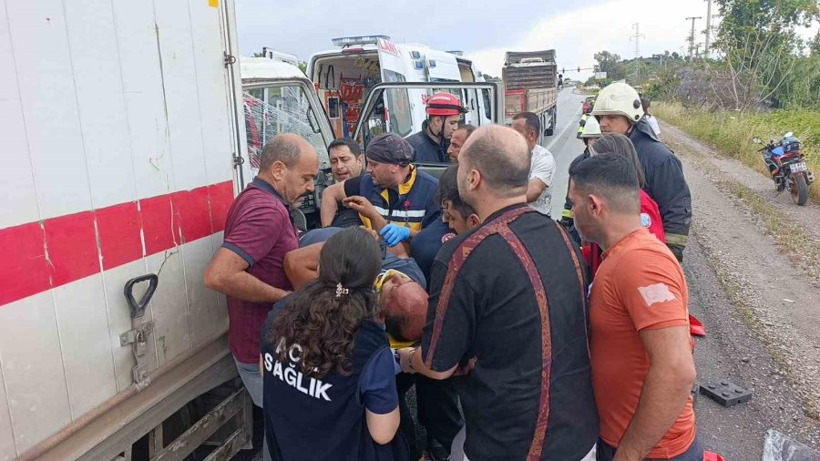 Kamyon, Kırmızı Işıkta Bekleyen Tıra Çarptı: 2 Yaralı
