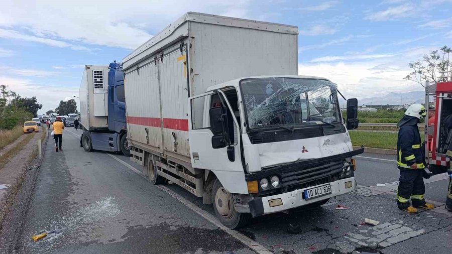 Kamyon, Kırmızı Işıkta Bekleyen Tıra Çarptı: 2 Yaralı