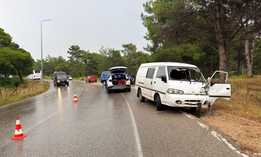 Kamyonet İle Hafif Ticari Araç Çarpıştı: 3 Yaralı