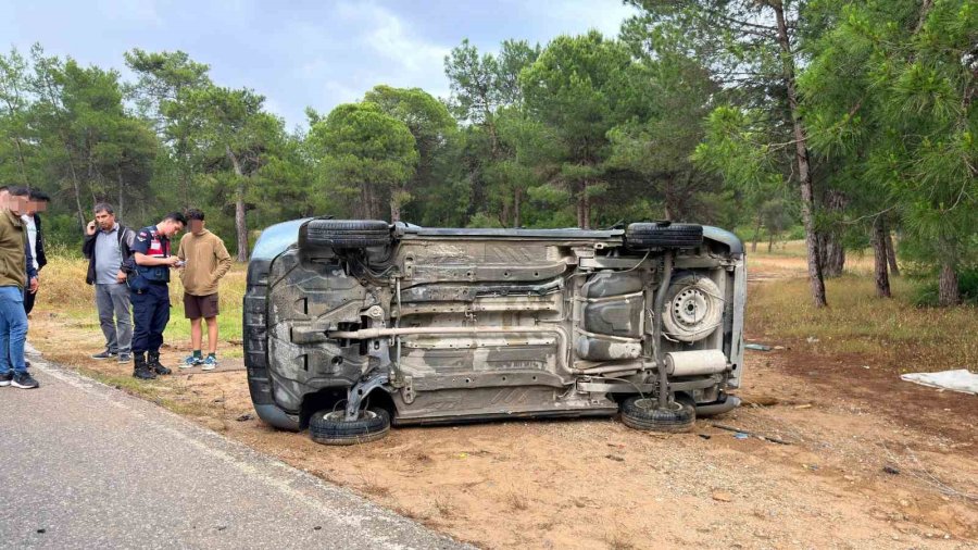 Kamyonet İle Hafif Ticari Araç Çarpıştı: 3 Yaralı