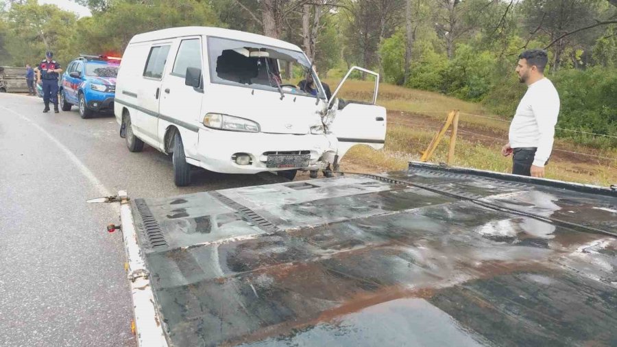 Kamyonet İle Hafif Ticari Araç Çarpıştı: 3 Yaralı