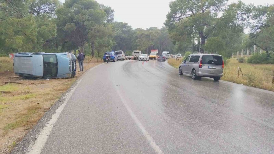 Kamyonet İle Hafif Ticari Araç Çarpıştı: 3 Yaralı