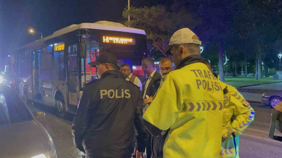Karaman’da Durakta Otobüsten İnen Yolcuya Elektrikli Bisiklet Çarptı: 1 Yaralı