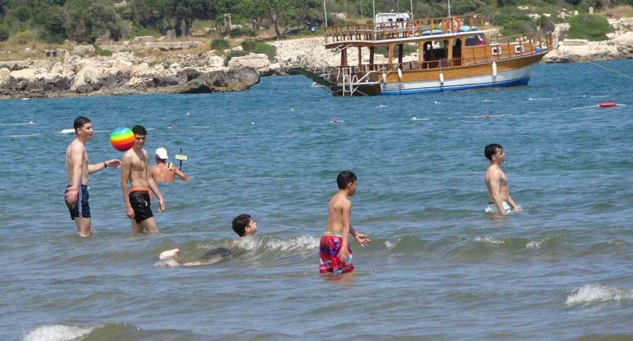 Mersin Sahilleri 9 Günlük Tatili Fırsat Bilen Aileleri Ağırlamaya Başladı