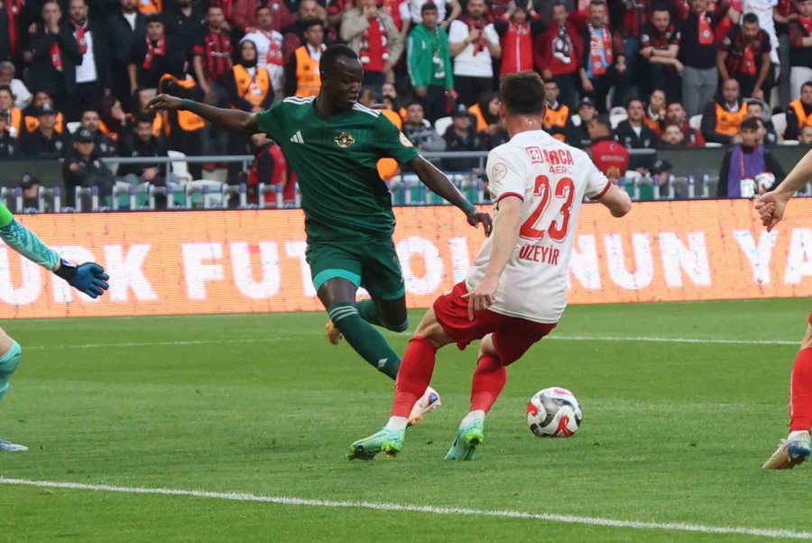 Trendyol 1. Lig Play-off Final: Esenler Erokspor: 0 - Çorum Fk: 1 (ilk Yarı)