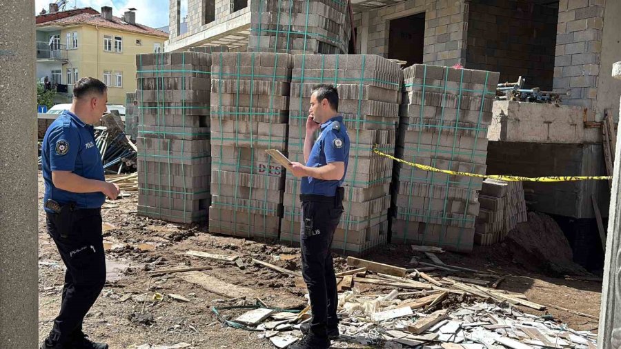Aksaray’da Korkuluk Demiri Üzerine Düşen İşçi Ağır Yaralandı