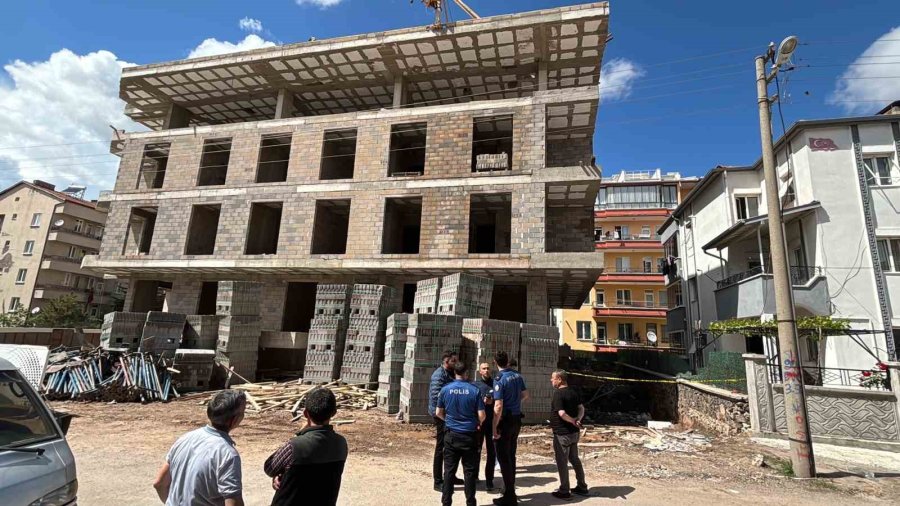 Aksaray’da Korkuluk Demiri Üzerine Düşen İşçi Ağır Yaralandı