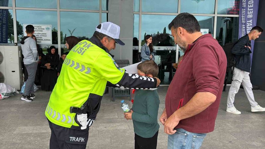Trafik Polisleri Otogarda Sürücü Ve Yolcuları Uyarıyor