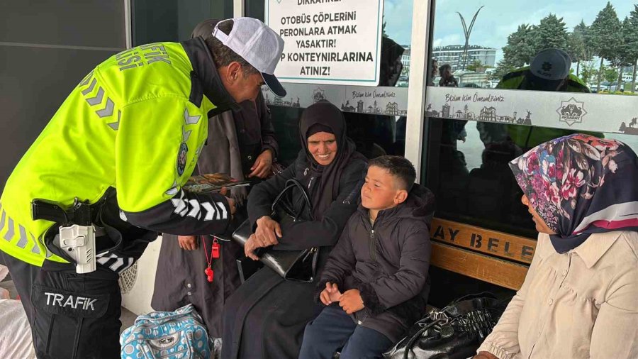 Trafik Polisleri Otogarda Sürücü Ve Yolcuları Uyarıyor