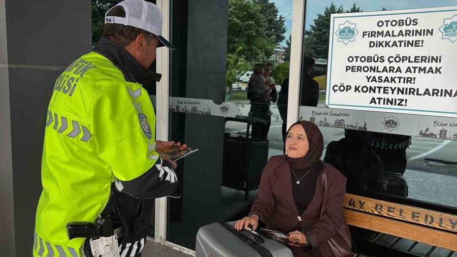 Trafik Polisleri Otogarda Sürücü Ve Yolcuları Uyarıyor