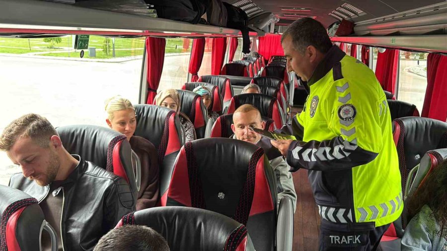 Trafik Polisleri Otogarda Sürücü Ve Yolcuları Uyarıyor