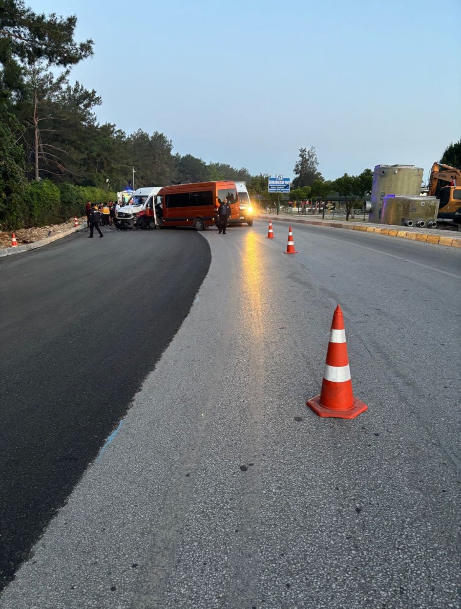 Antalya’da Tur Minibüsleri Çarpıştı, 13 Turist Yaralandı
