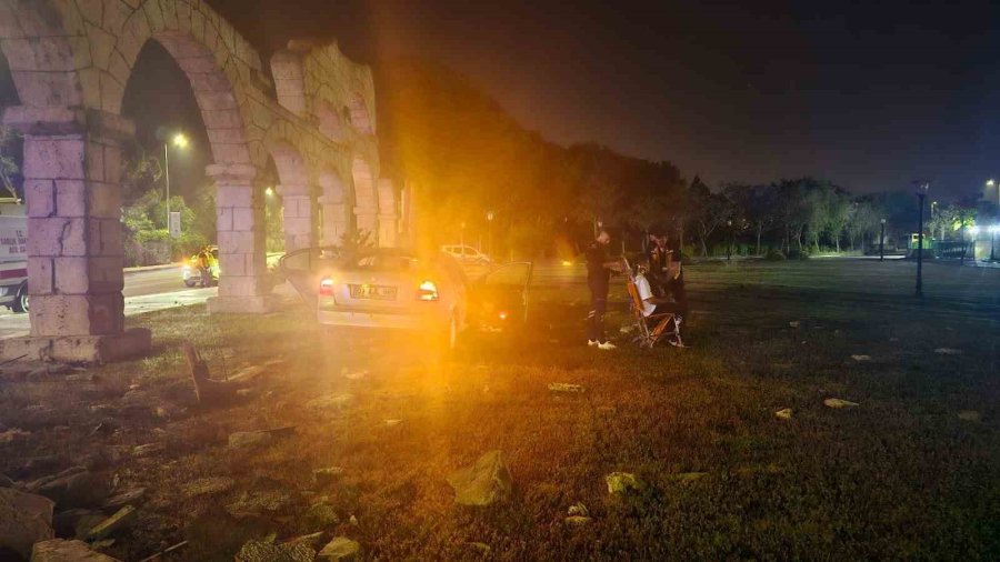 Kontrolden Çıkan Otomobil Dekoratif Surlara Çarptı: 4 Yaralı